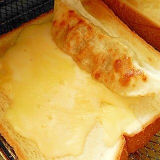 チーズ餃子トースト